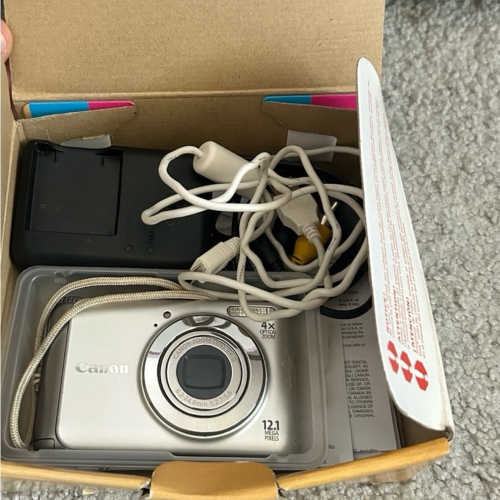 Canon PowerShot A3100 IS Digital Camera w/ Charger, Battery / NO Memory Card - Picture 2 of 11